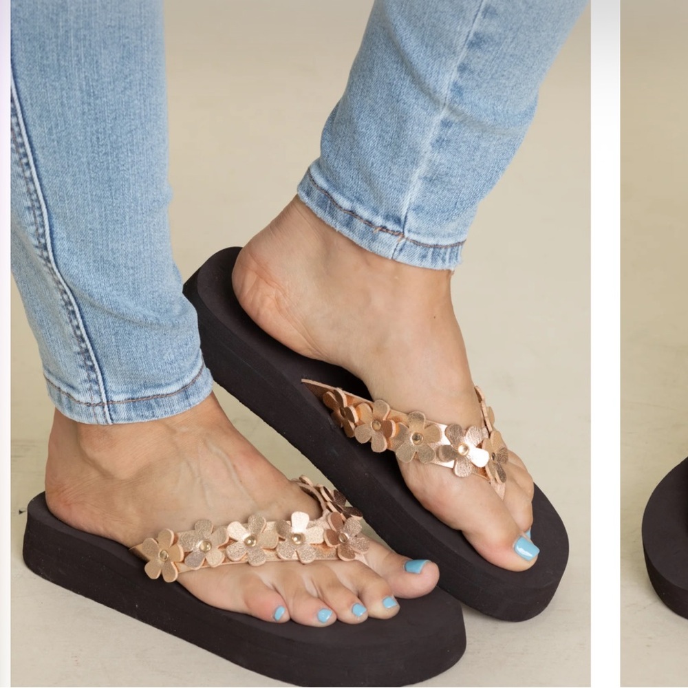 Corkys -No Running Women's Gold Metallic Floral Sandals Size 7 Only worn once